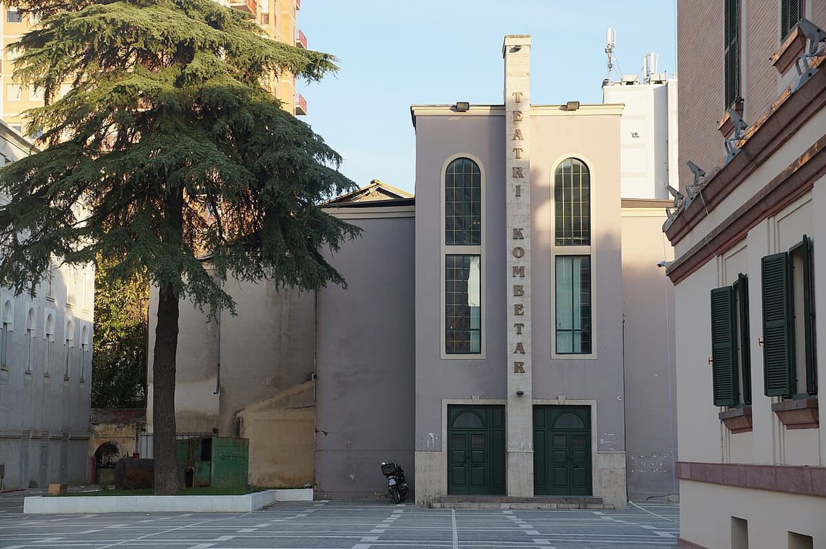 Teatri Kombëtar: Si u shndërrua një ikonë e arkitekturës në betejë politike