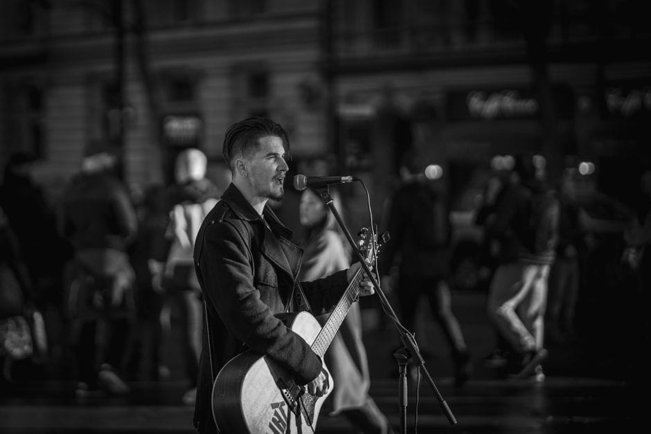 Pse zgjodhi Luizi muzikën për të protestuar?