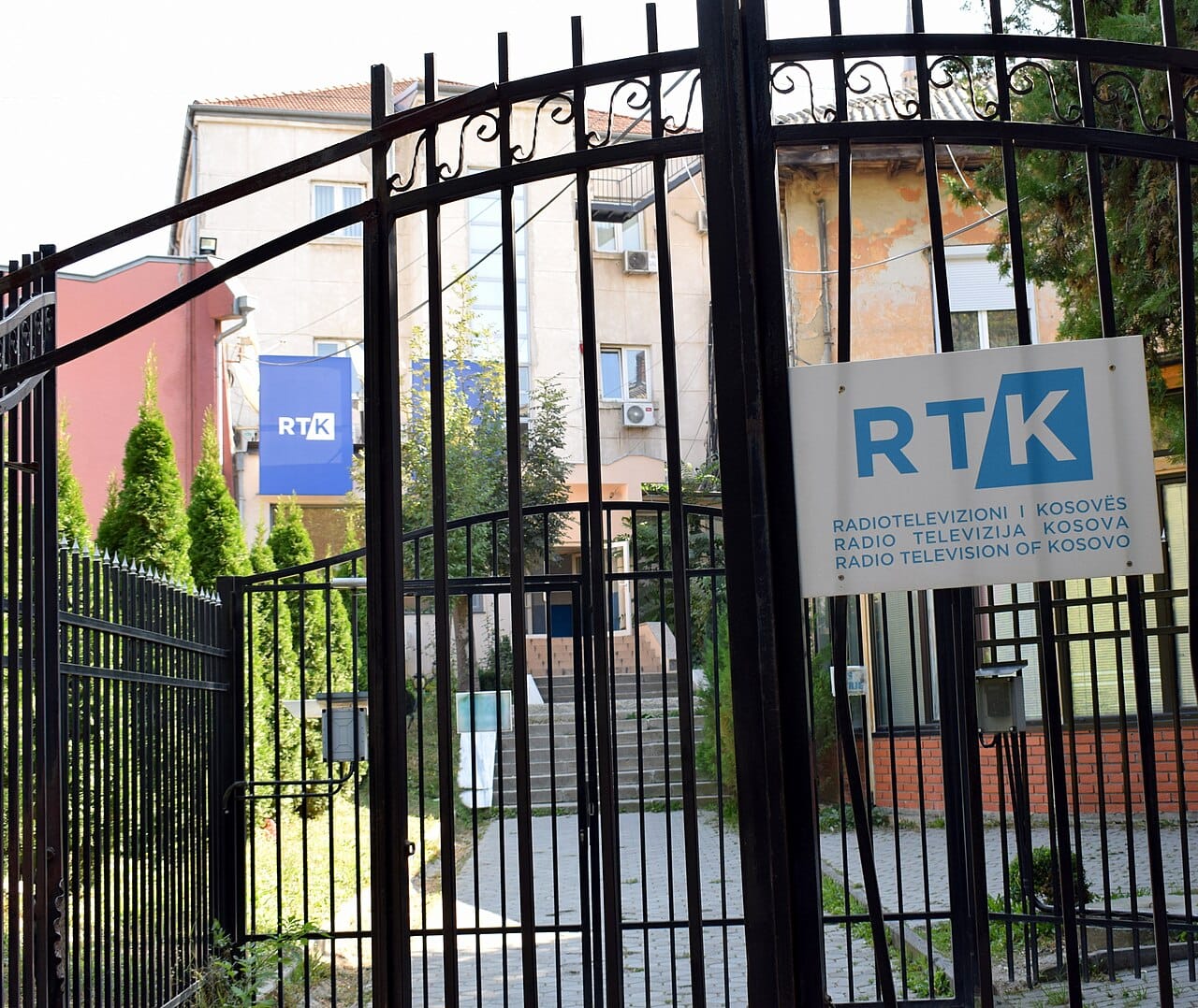 RTK i zvogëlon detyrën redaktores pas intervistës me Pacollin