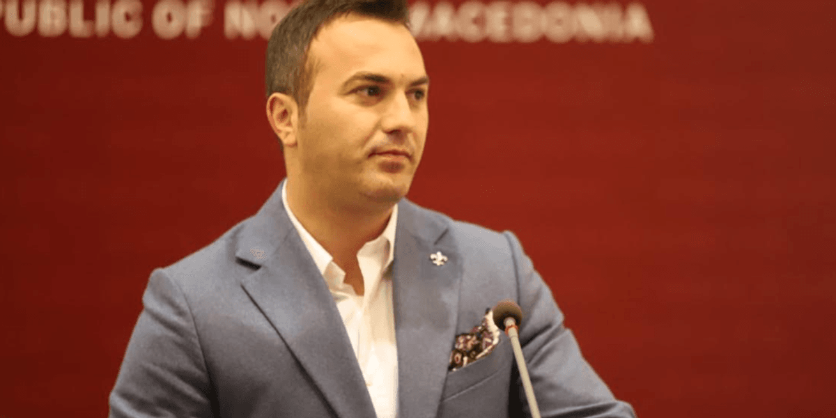 Si i përgjigjet Ademi VLEN-it për protestën e studentëve?