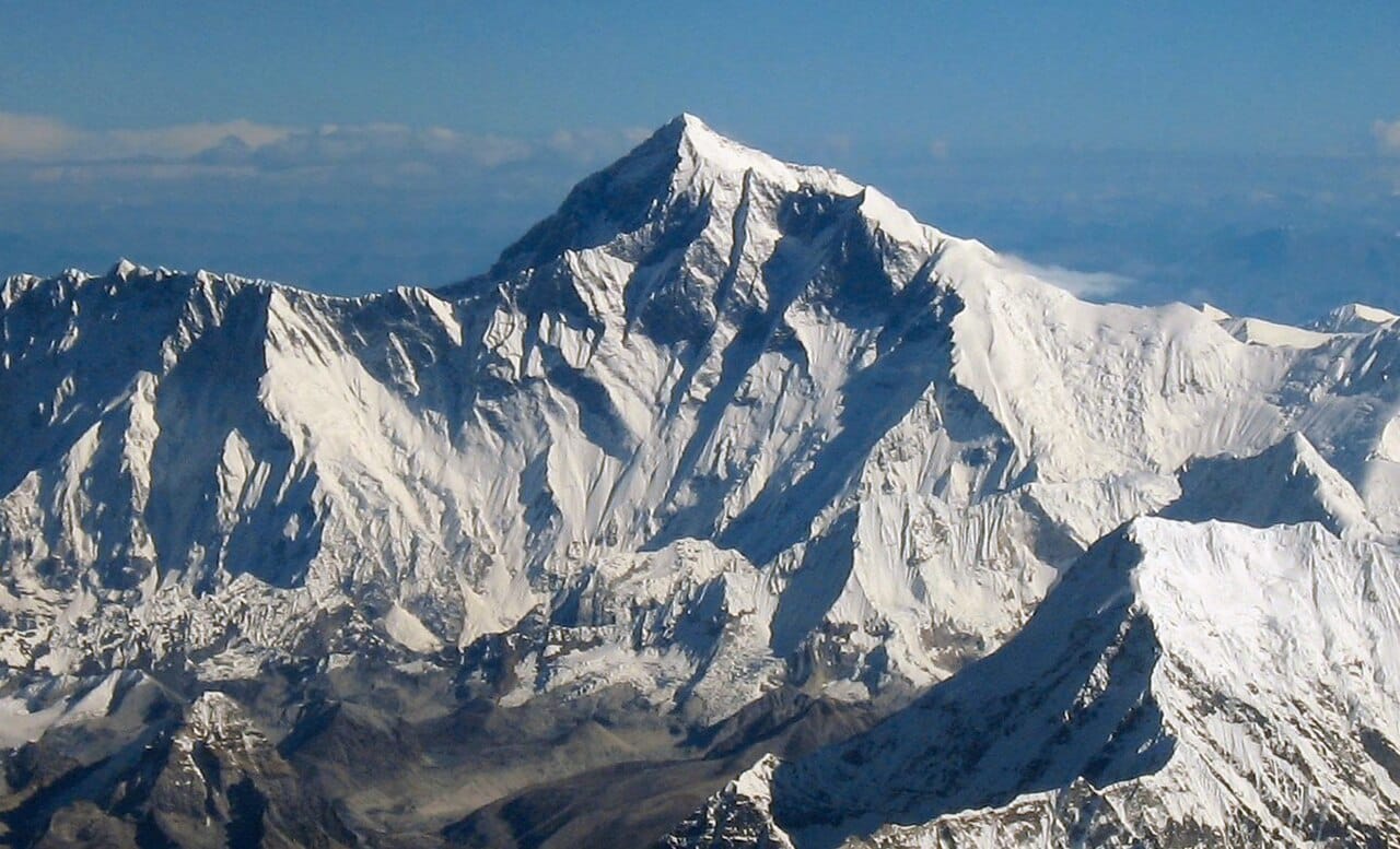 Si ngjiti Petrit Kllokoqi në Everest me tre flamuj?