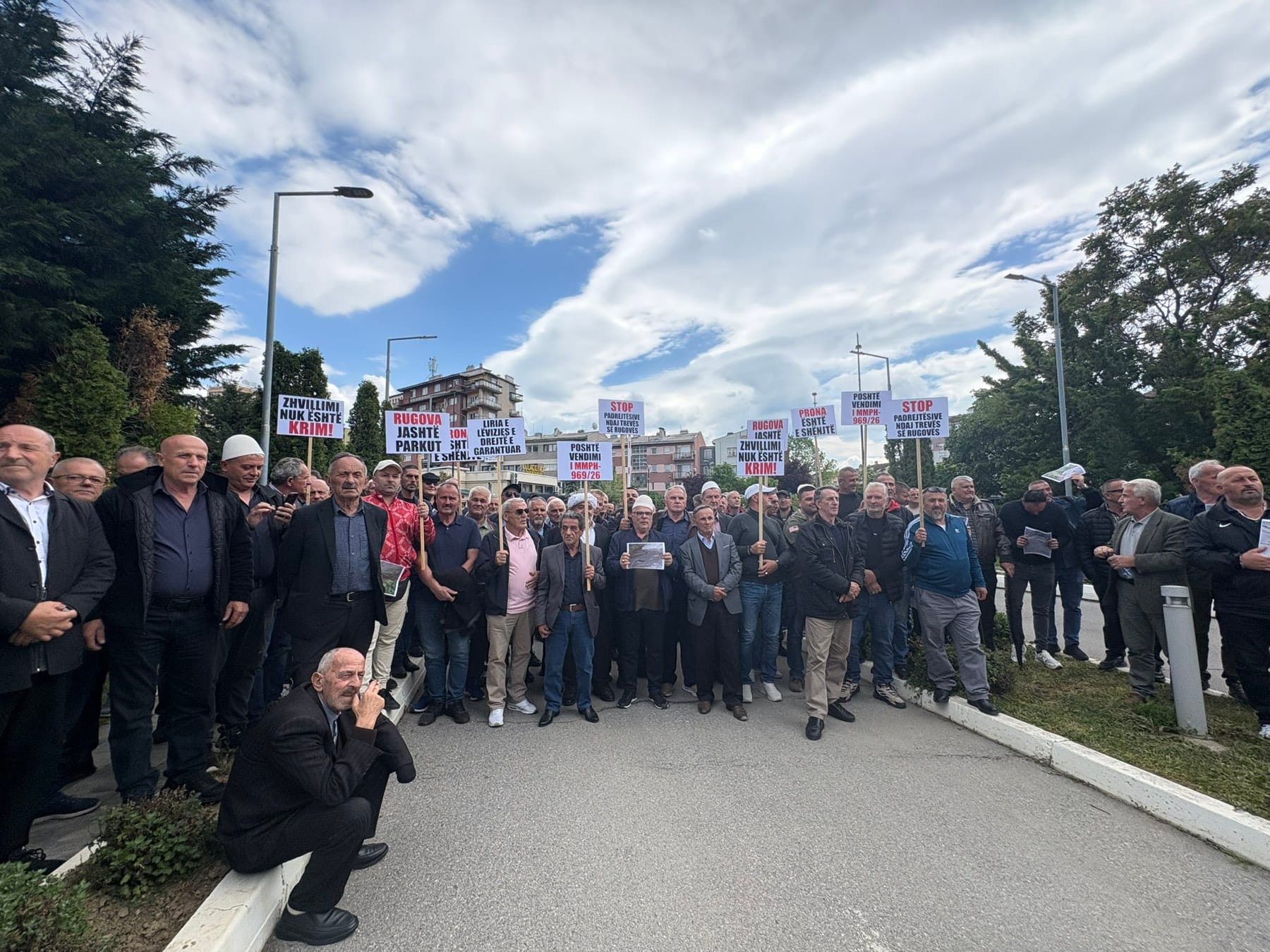 Pse protestuan banorët e Rugovës kundër pezullimit të ndërtimeve?