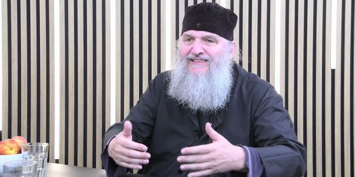 Pse kundërshton peshkopi serb emrin e Adem Jasharit në aeroport?