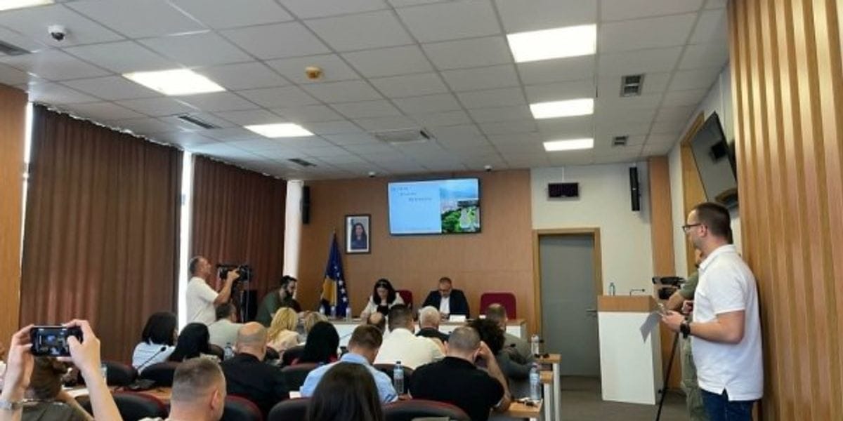 Pse iu ndërpre fjala Feratit-Dolit në Kuvendin e Mitrovicës së Veriut?