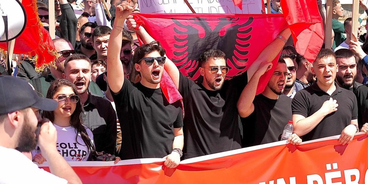 Çfarë paralajmëron Ademi për shqiptarët e bllokuar në kufi?