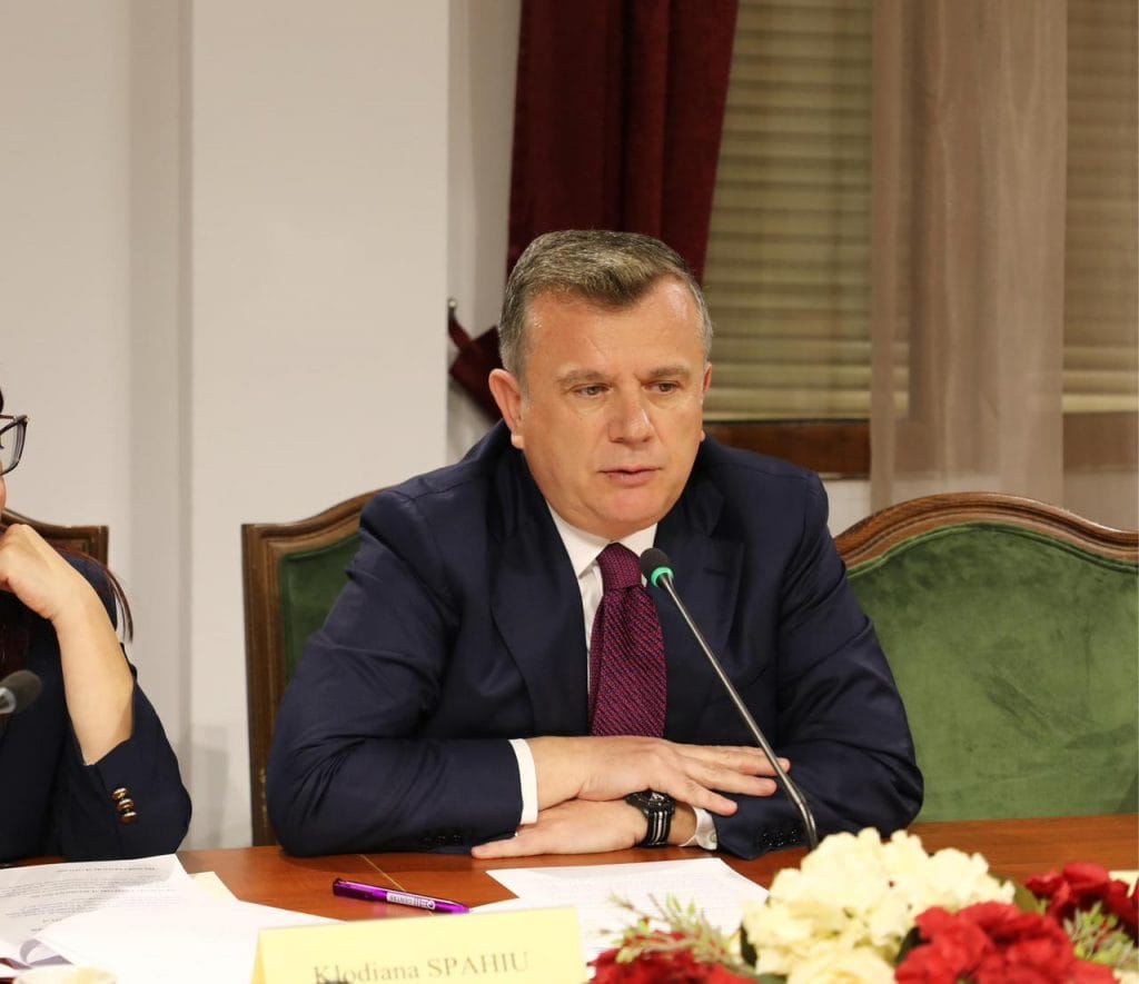Si e la Shqipëria pas Serbinë në negociatat me BE?