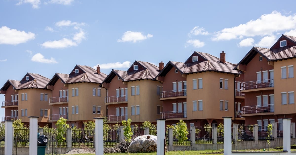 Shtëpitë e vëllezërve: arkitekturë e ndarjes pa hatërmbetje