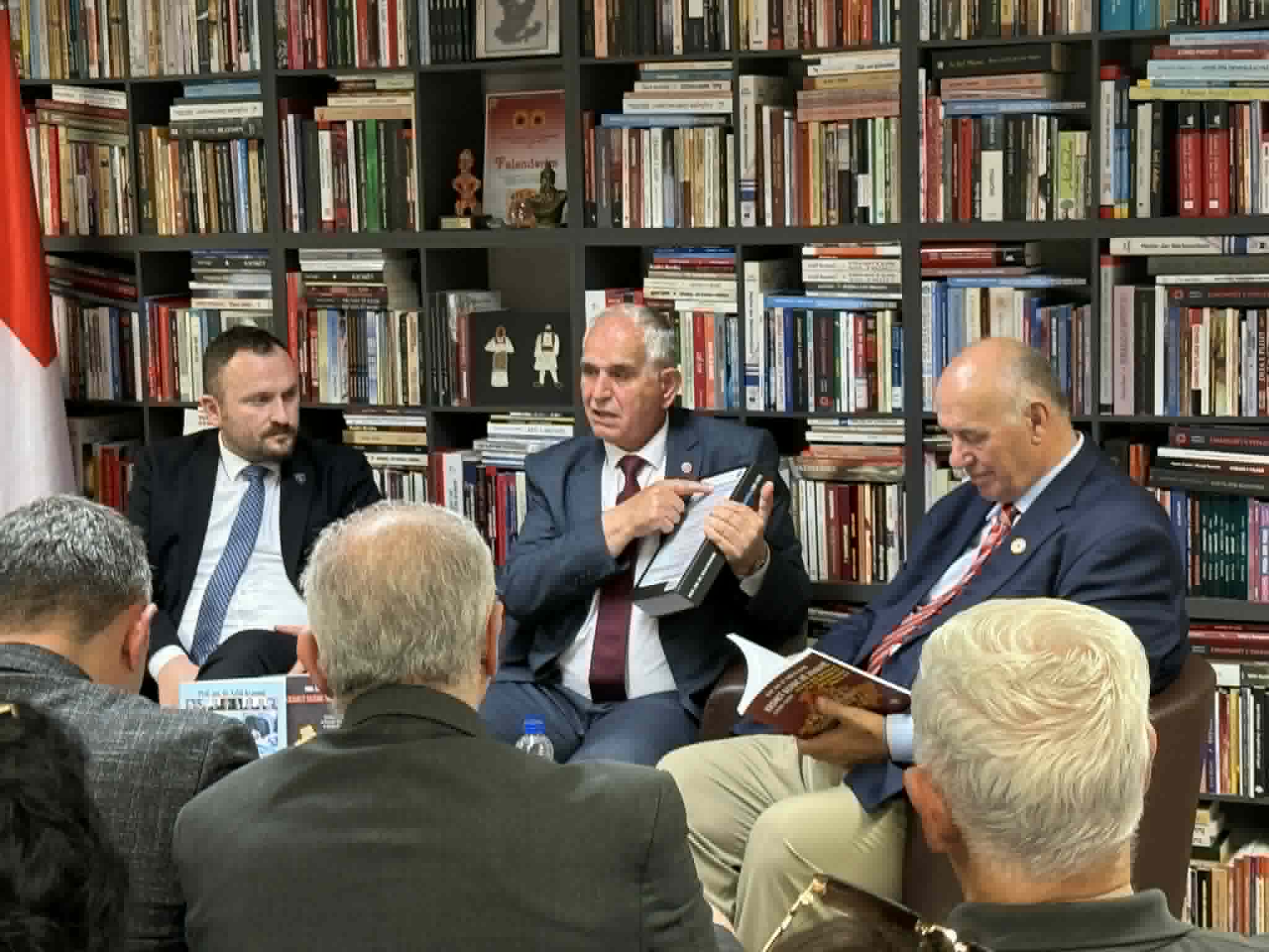Dr. Salih Krasniqi gjatë prezantimit të librave në Cyrih
