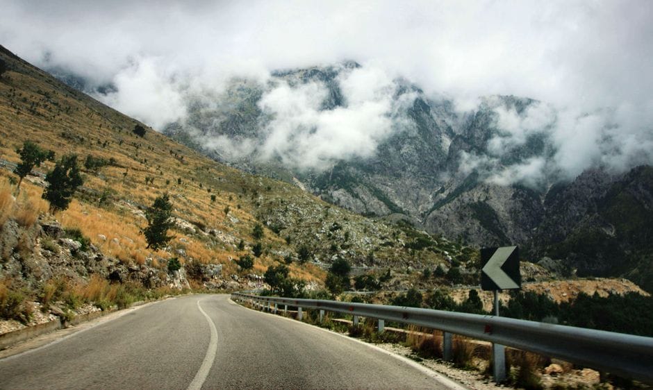 Shtetasi nga Kosova goditet nga vetura në Rrugën e Kombit