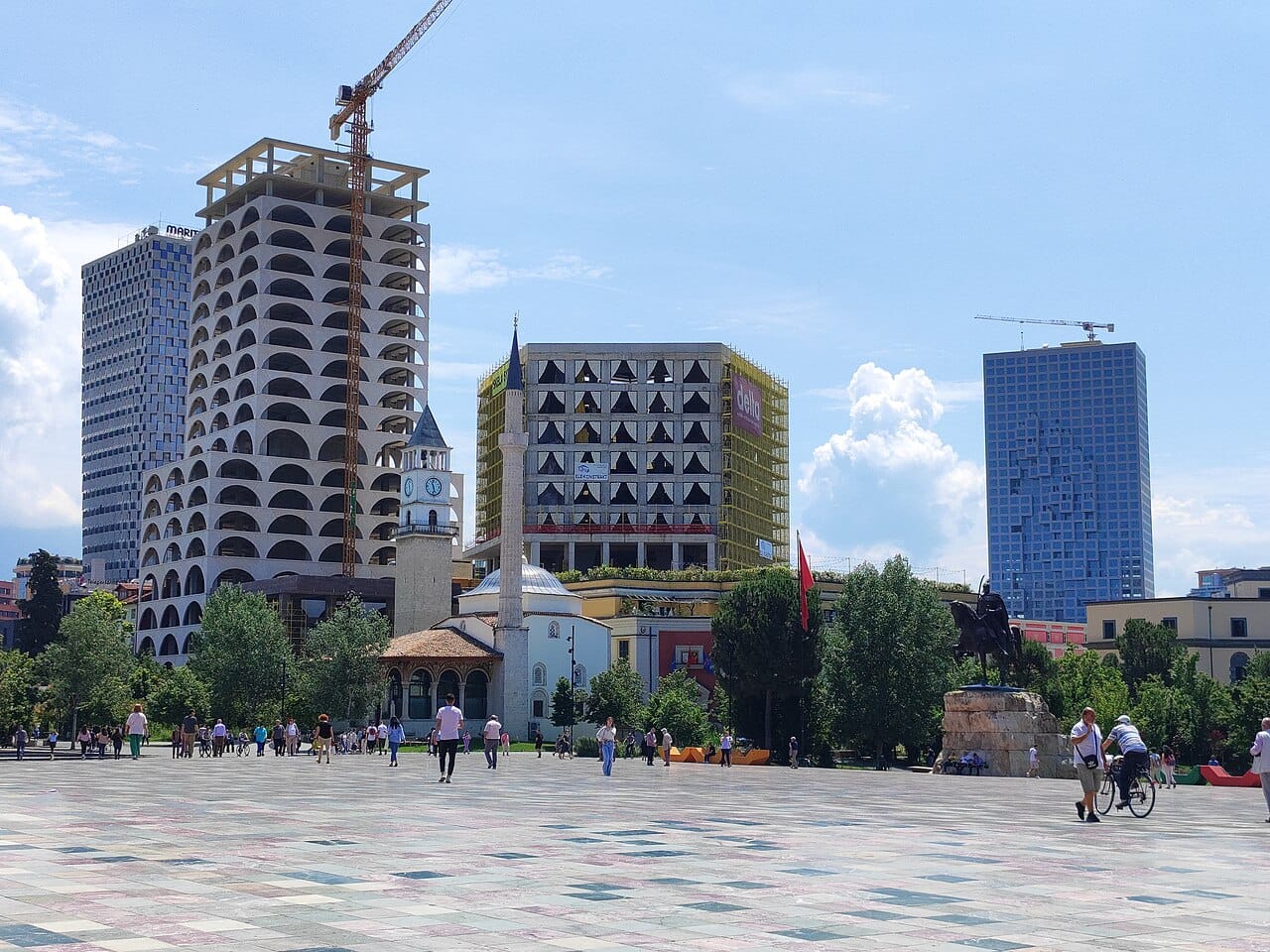 Pse Mero Baze e quan 'iluzion' forcën e protestave në Shqipëri?