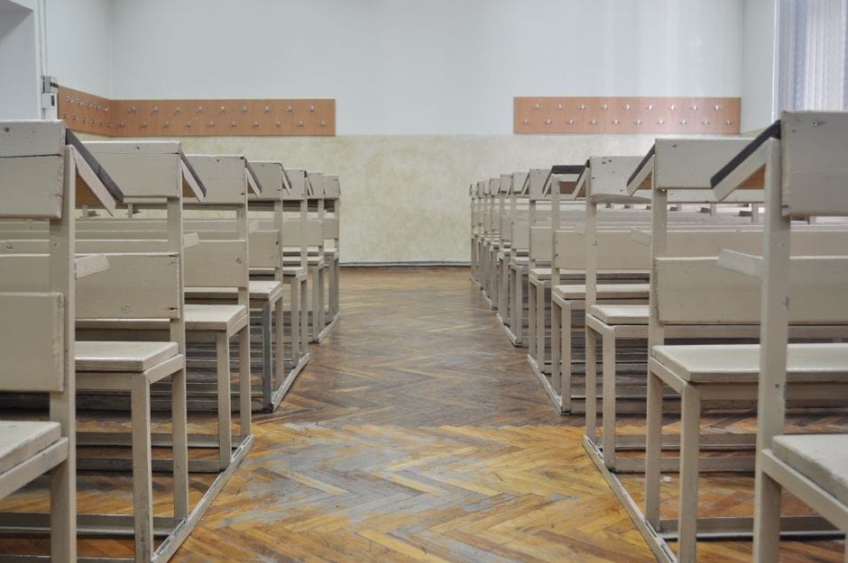 Pse po zbrazen shkollat në Kosovë dhe çfarë tregojnë shifrat e regjistrimit?