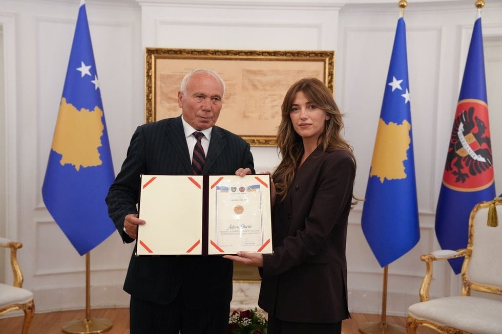 Adem Shehi dekorohet me Urdhrin e Lirisë nga Albulena Haxhiu