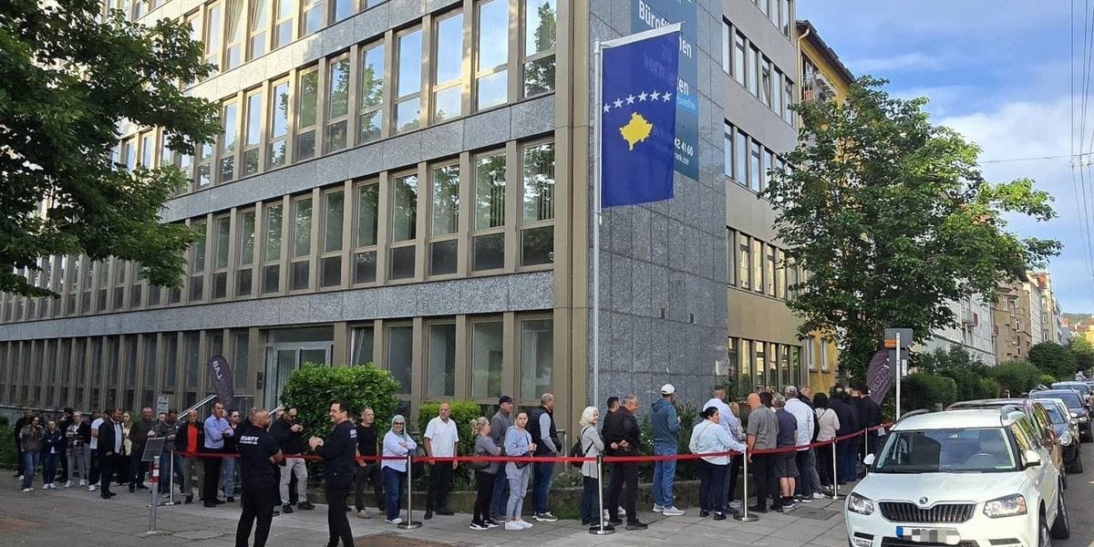 Sa është pjesëmarrja e votuesve në përfaqësi diplomatike deri në 13:00?