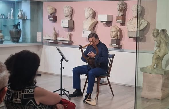 Si udhëtoi lira nga lashtësia në teatrin lirik në Tiranë?