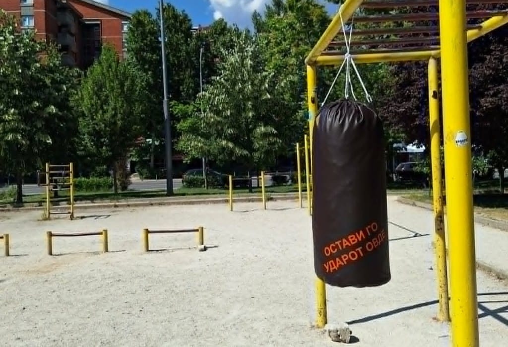 Pse u vendosën thasë boksi nëpër lagjet e Shkupit?