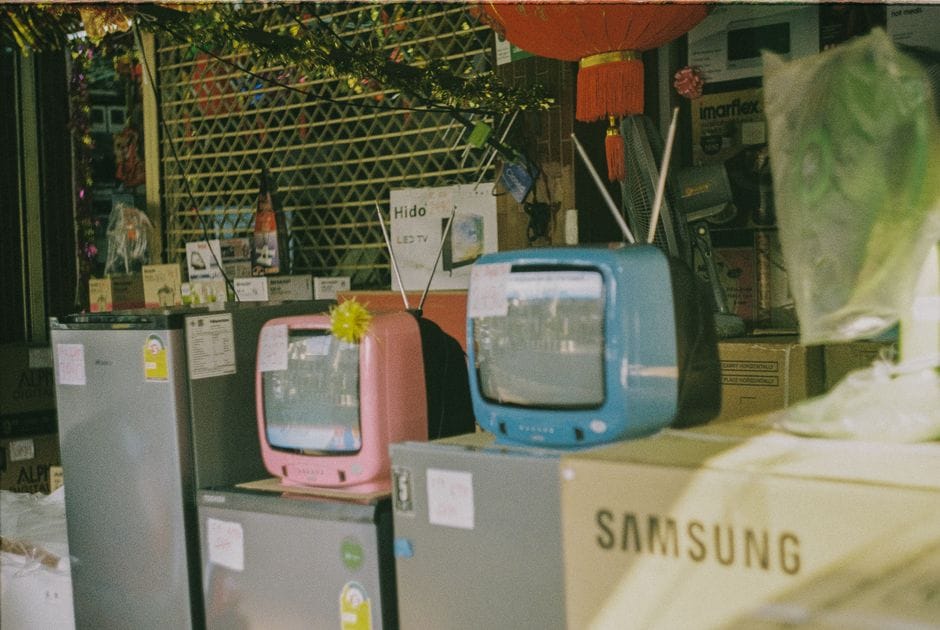 Pse kërkon Dua Lipa 15 milionë dollarë dëmshpërblim nga Samsung?
