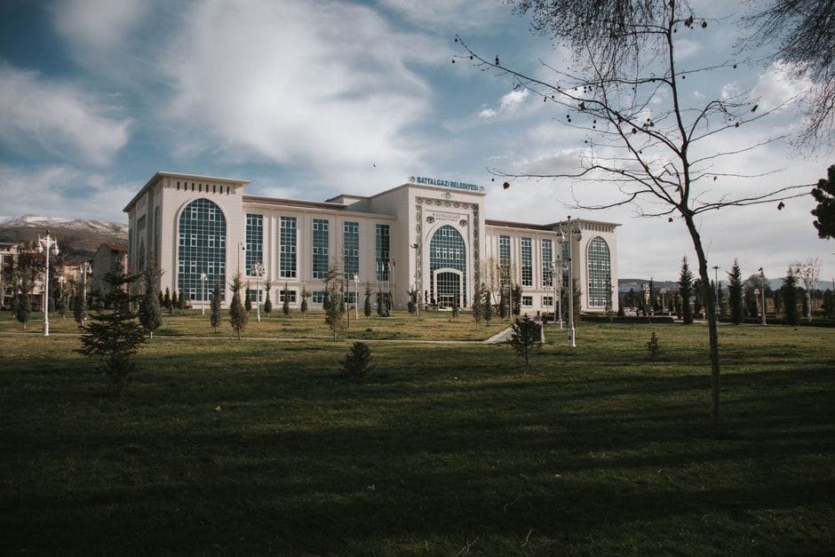 Si angazhoi Gjilani 95 punonjës pa procedura ligjore?