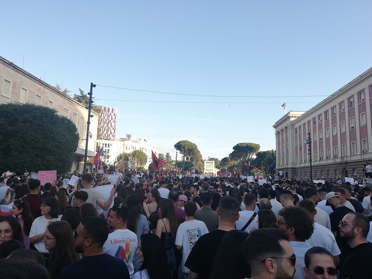Pse emigranti nga Italia kërkon Ramën mos të dorëheqjet?