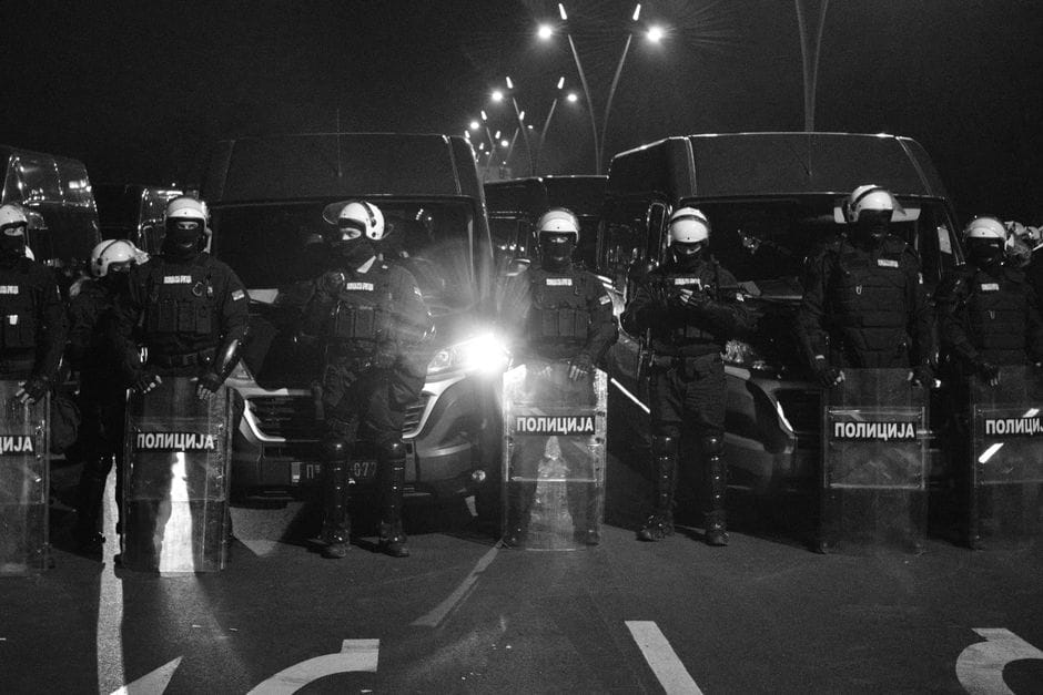 Si u kapën dy policë serbë të zhveshur në veturë në veri të Mitrovicës?