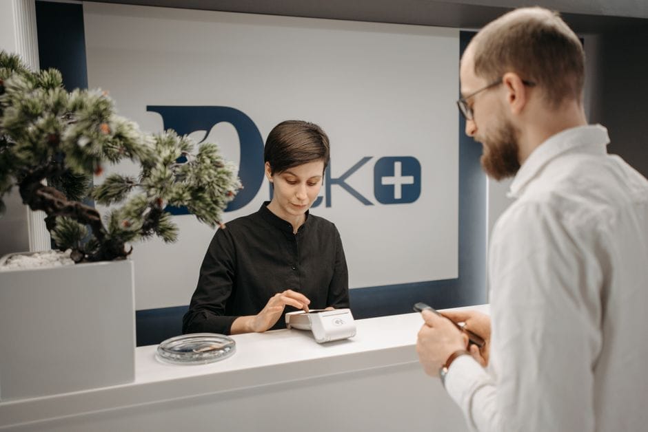 Si do të ndryshojnë komisionet e bankave për hotelet me POS falas?