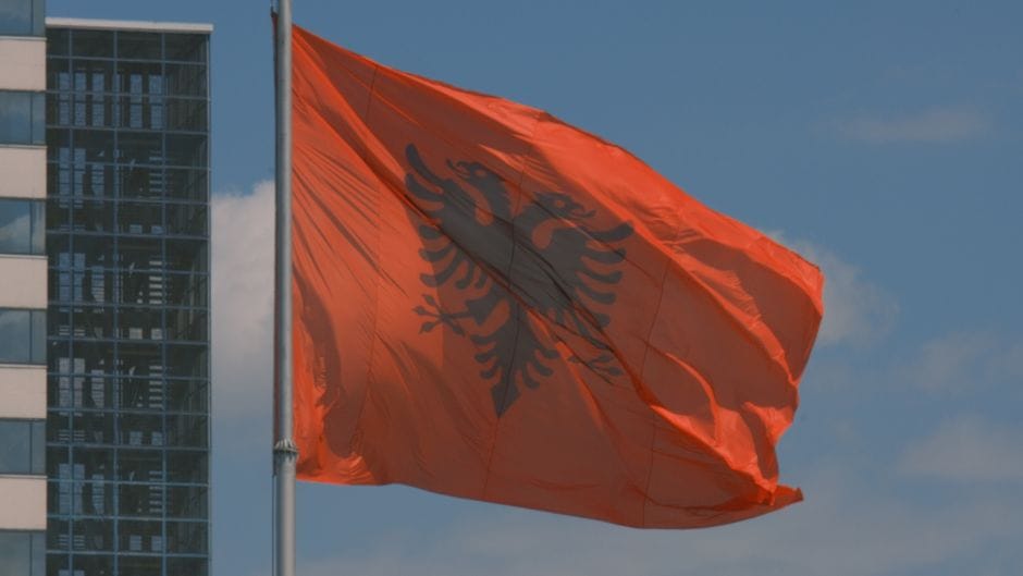 Pse akuzohet qeveria pas incidentit me flamurin izraelit?
