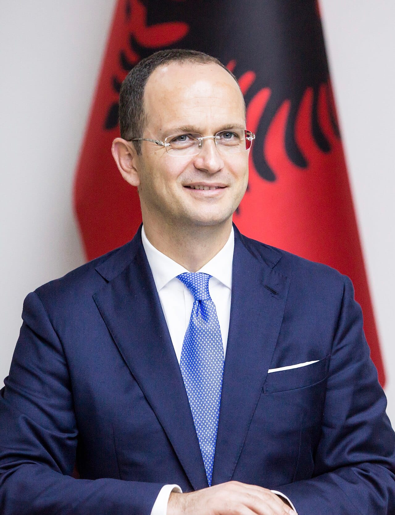 Çfarë e shtyn Ditmir Bushatin të mbrojë protestuesit në Tiranë?