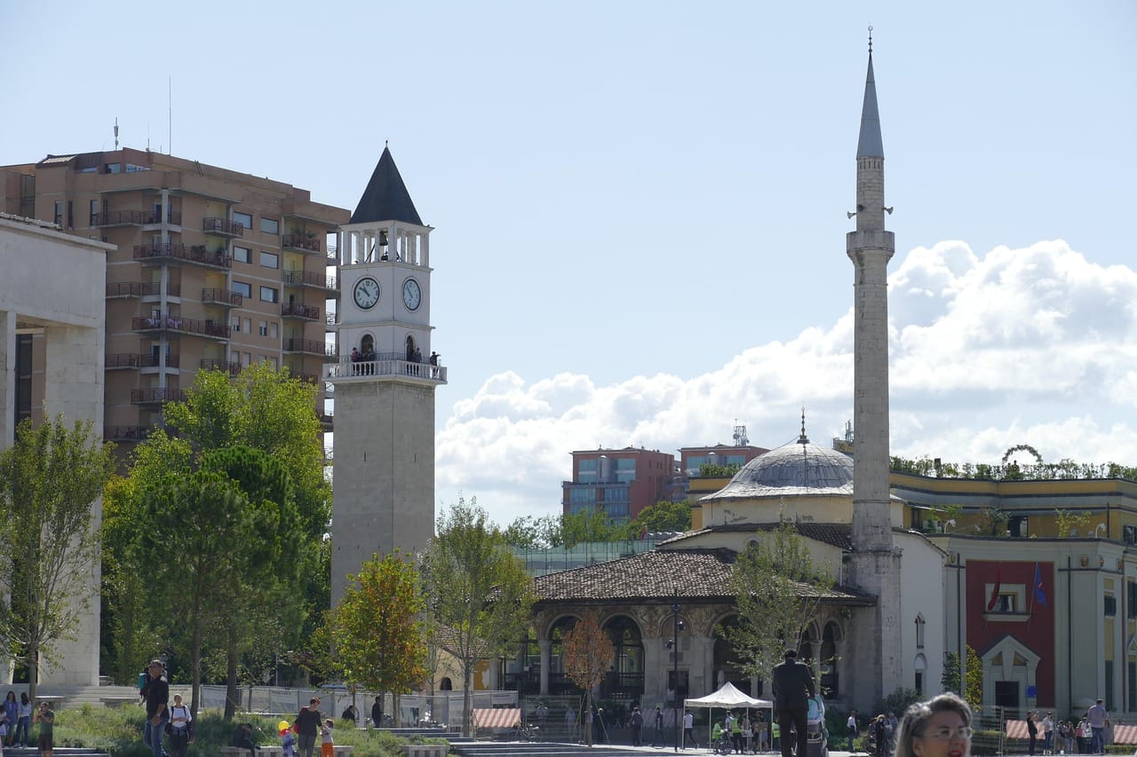 Si u përshëndet prej ballkoneve marshimi i protestuesve në Tiranë?