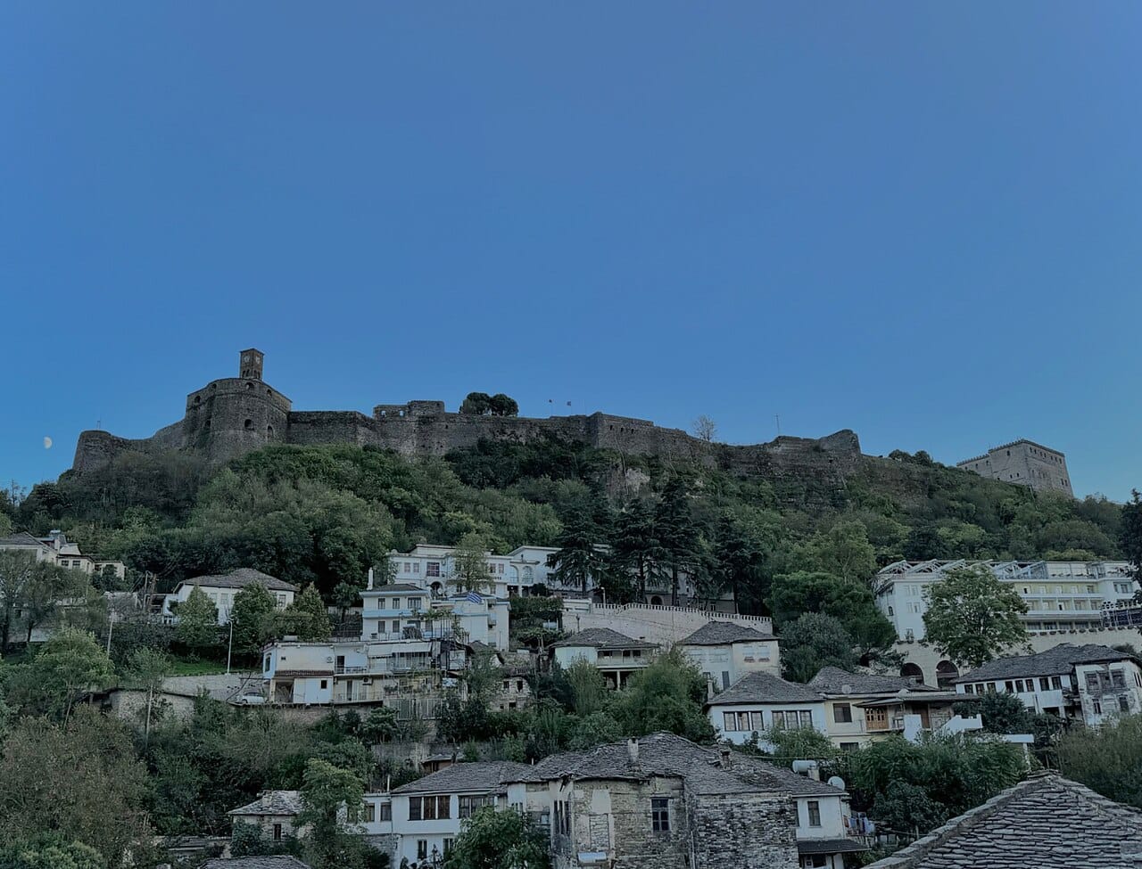 Pse Gjirokastra po humbet turistët në mbrëmje?