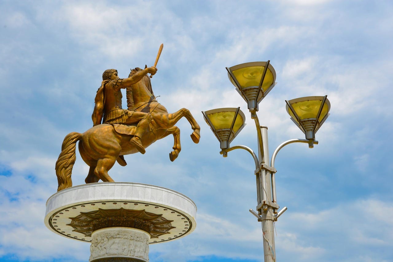 Kush është 44-vjeçari që i vuri flakën veturave diplomatike bullgare në Shkup?