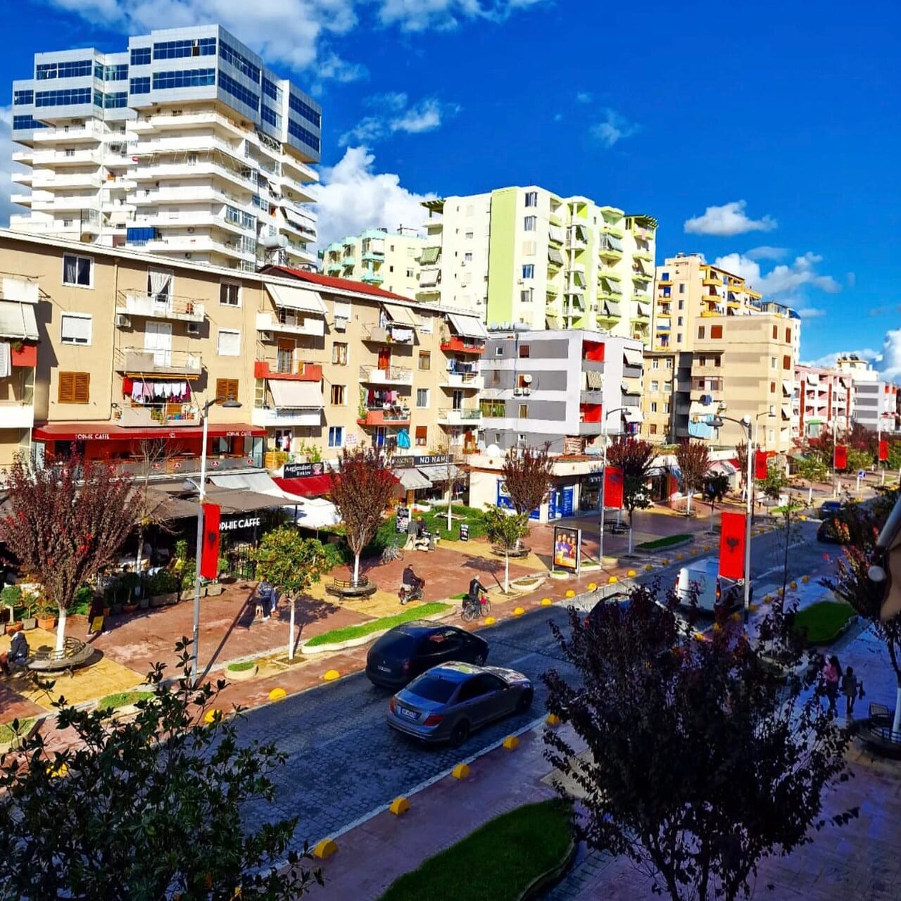 Kush mbron vajzën 10-vjeçare mes akuzave të prindërve në Fier?