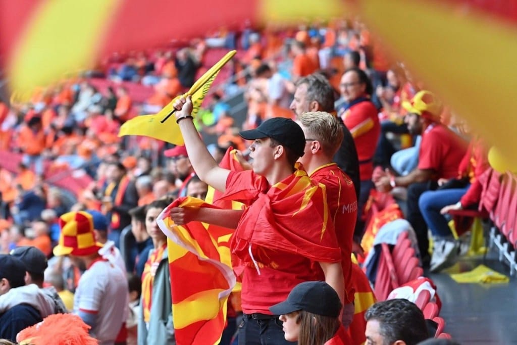 Pse gjuha e urrejtjes në sportin e Maqedonisë së Veriut po shtrihet jashtë stadiumeve?