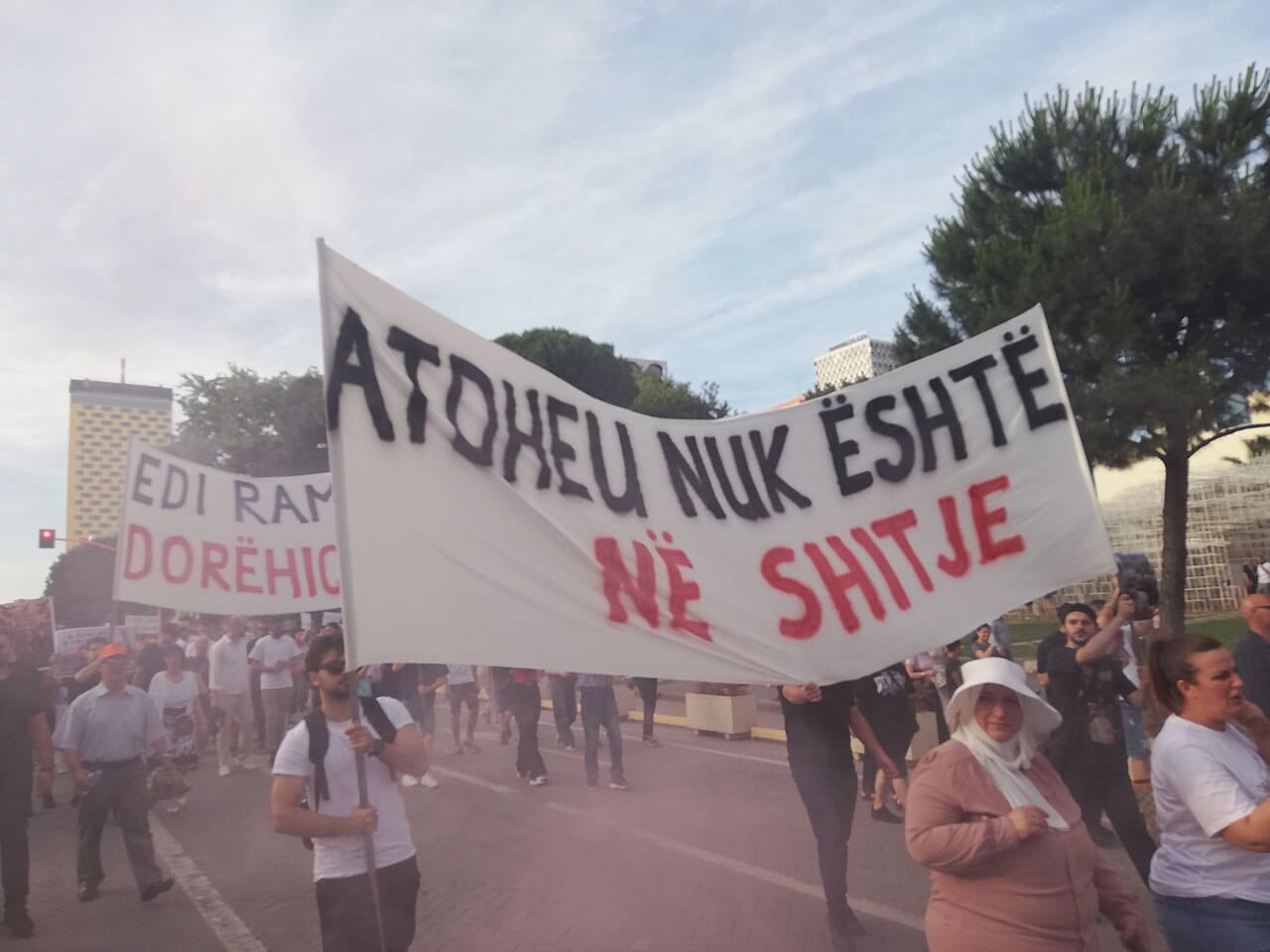 Pse po kritikohen 'kamikazët' e Tetovës në protestën e Tiranës?