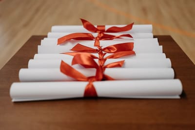 Njohja e diplomës në Gjermani: Zeugnisbewertung dhe profesionet e rregulluara