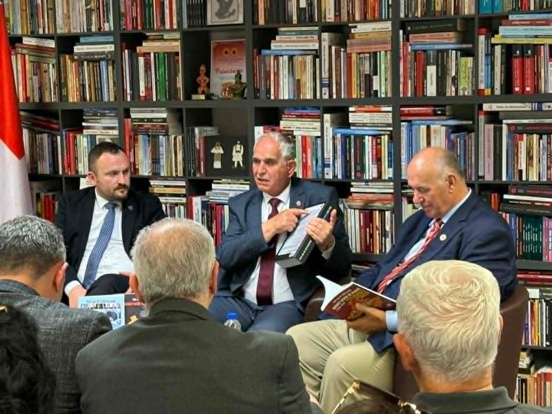 Dr. Salih Krasniqi gjatë prezantimit të librave në Cyrih